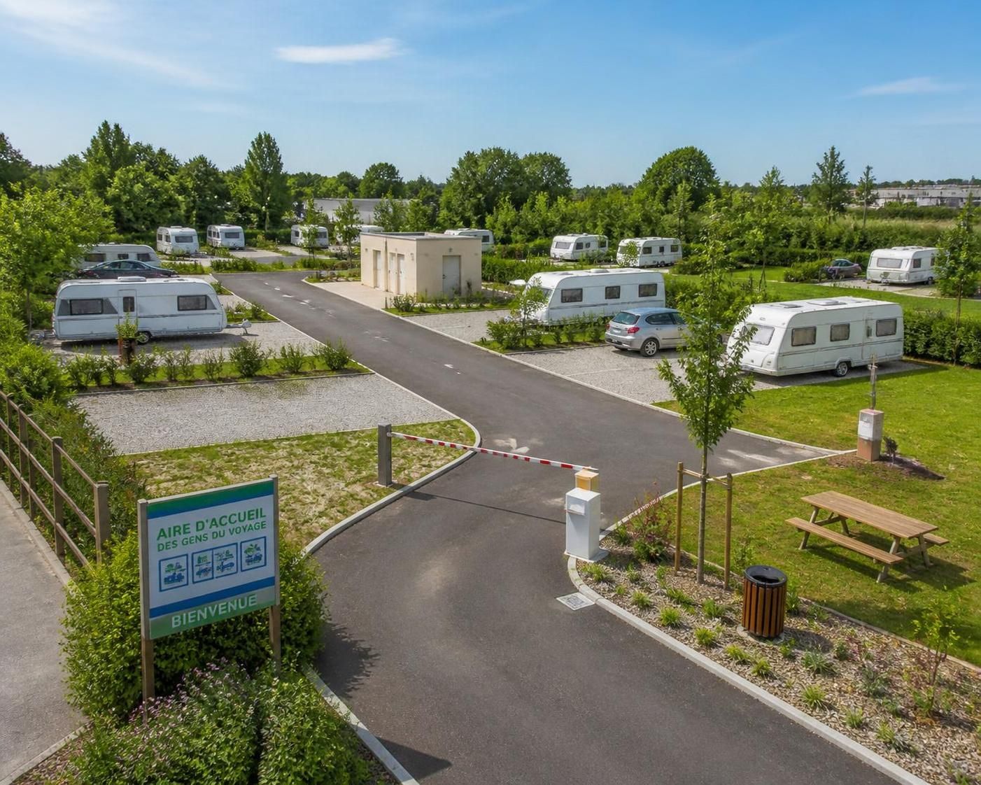 découvrez les droits et obligations des collectivités en matière d'accueil des gens du voyage, pour une gestion équitable et respectueuse des espaces et des personnes.