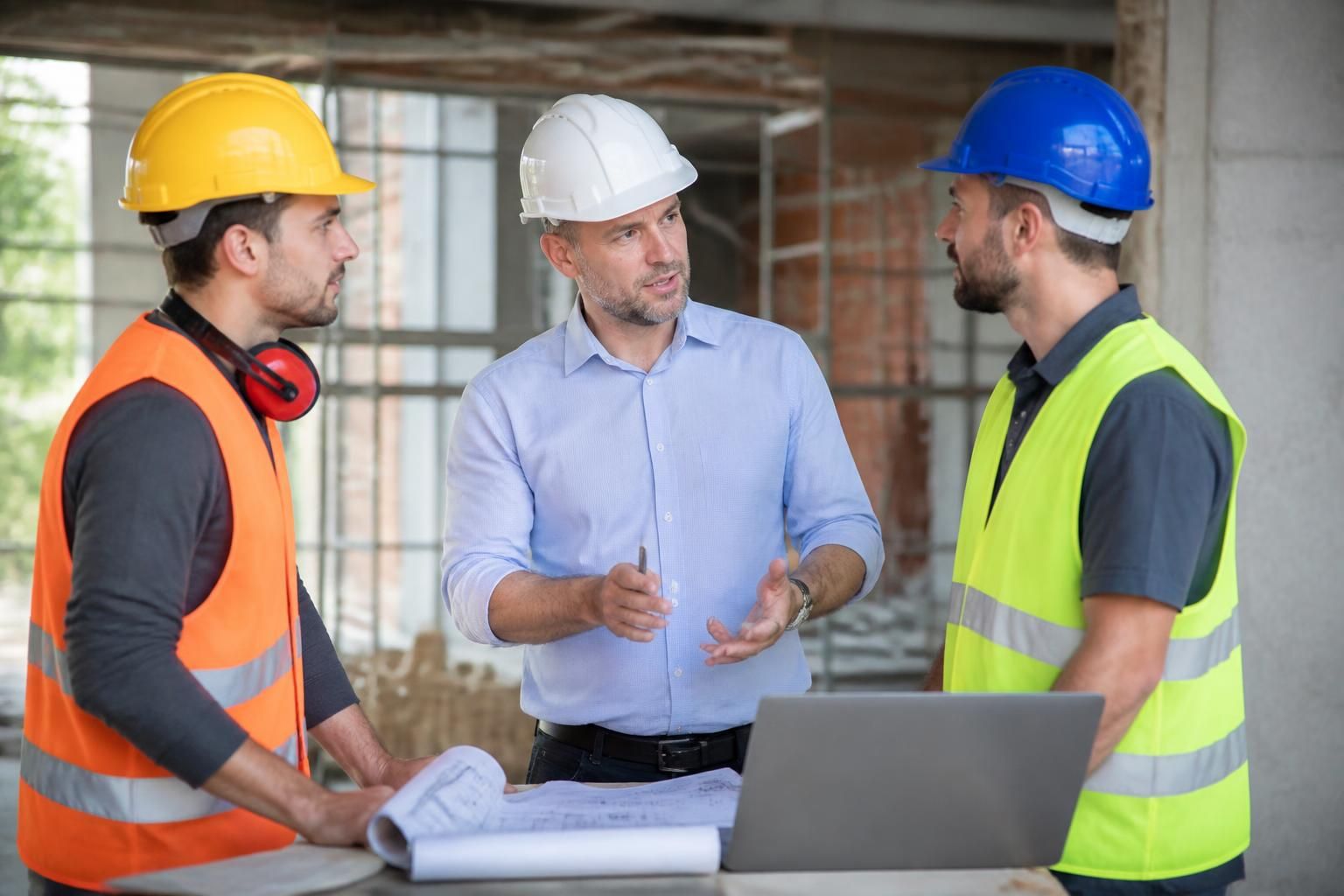 découvrez les responsabilités légales et pratiques de l’entreprise utilisatrice en matière de prêt de main d’œuvre et de sous-traitance pour assurer conformité et sécurité.